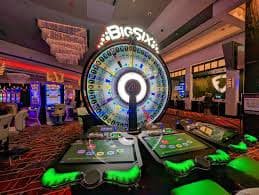 Grafik ilustrasi mitos dan fakta seputar perjudian dalam gaya neon